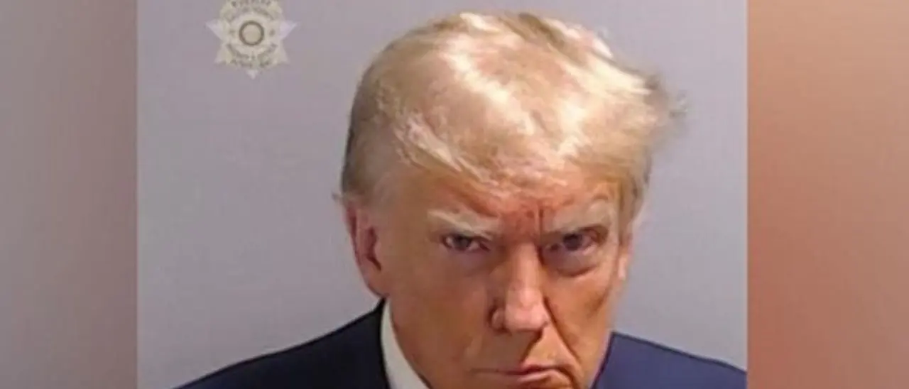 Arrestato Trump, la foto segnaletica è già nella storia: non era mai accaduto prima