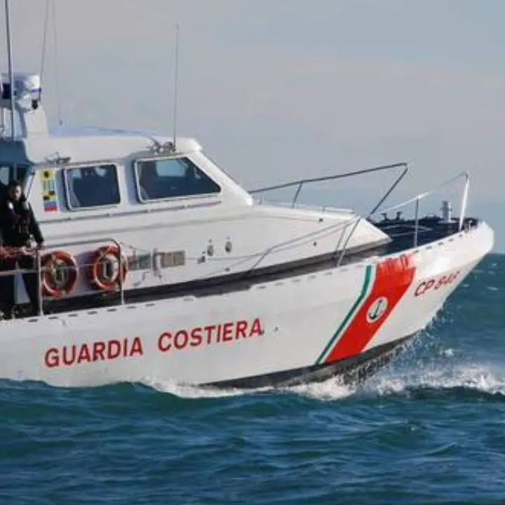 Vanno a pescare ma la barca si ribalta, salvati nella notte dalla Guardia costiera a Siderno