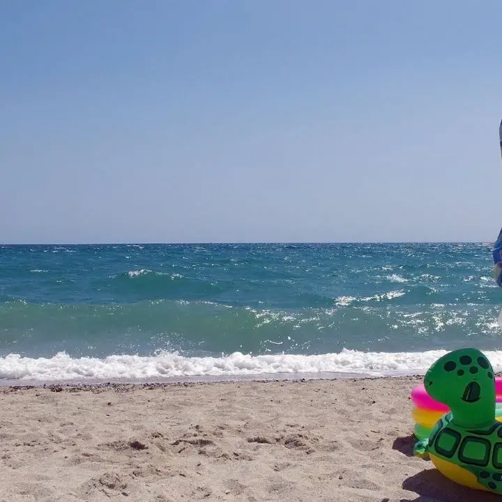 Ombrelloni e lettini come segnaposto sulla spiaggia, a Scalea scatta il blitz di Guardia costiera e polizia locale