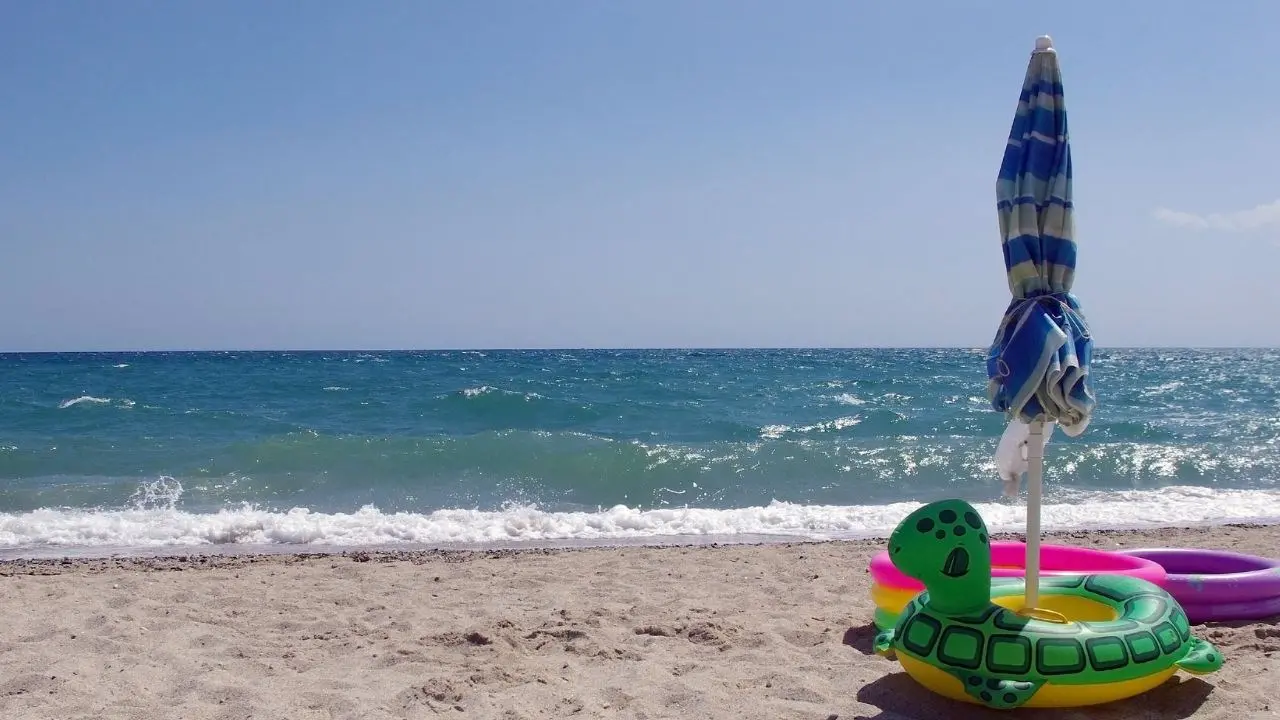 Ombrelloni e lettini come segnaposto sulla spiaggia, a Scalea scatta il blitz di Guardia costiera e polizia locale