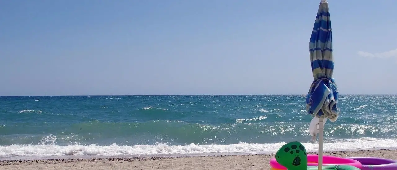 Ombrelloni e lettini come segnaposto sulla spiaggia, a Scalea scatta il blitz di Guardia costiera e polizia locale