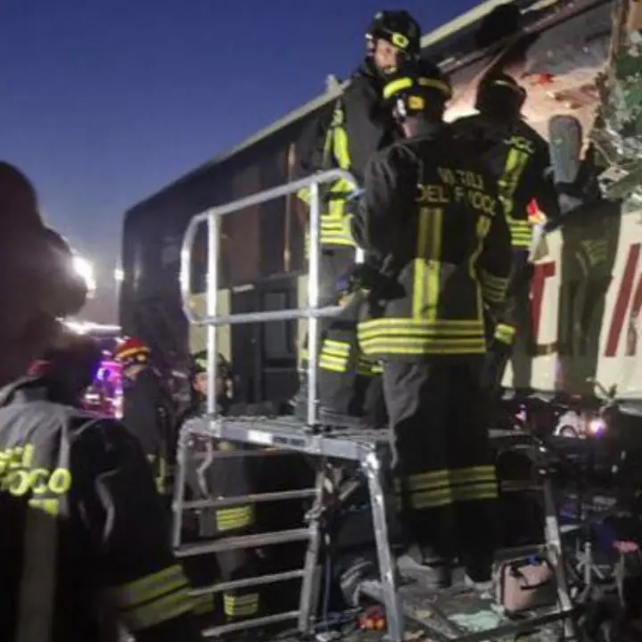 Tragico incidente in Friuli, scontro tra un autobus e un tir sull’A4: almeno 4 feriti gravi