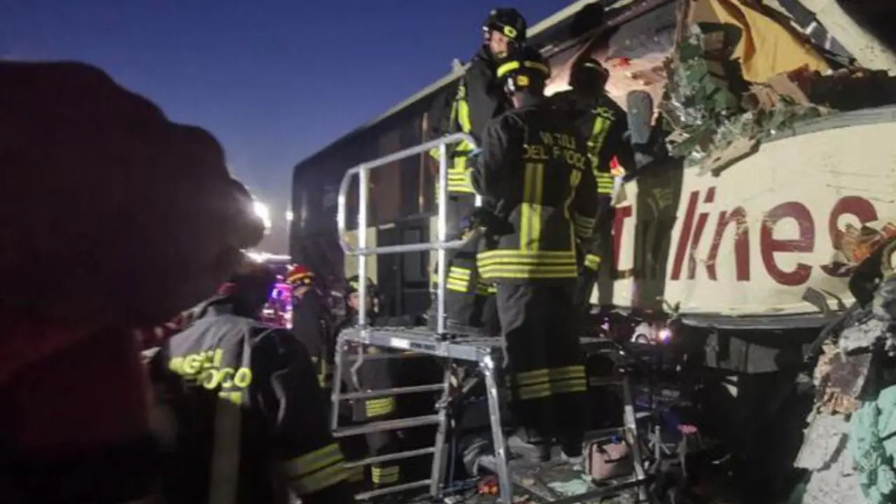 Tragico incidente in Friuli, scontro tra un autobus e un tir sull’A4: almeno 4 feriti gravi