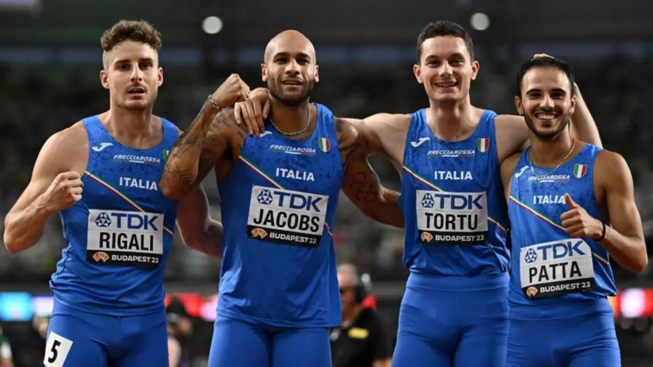 L’Italia sogna, Jacobs torna a correre la staffetta: oggi in pista per la finale ai Mondiali di Budapest