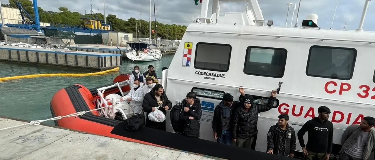 Migranti, ennesimo sbarco a Roccella Jonica: arrivate 77 persone, per alcune necessario l’intervento del 118