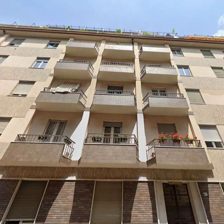 Miracolo a Torino, una bimba precipita dal quinto piano e viene afferrata al volo da un passante: salvi entrambi