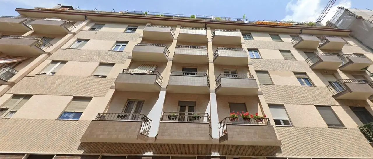 Miracolo a Torino, una bimba precipita dal quinto piano e viene afferrata al volo da un passante: salvi entrambi