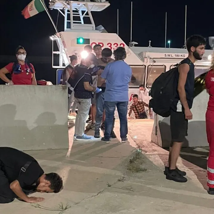 Migranti, in 53 soccorsi in mare dalla Guardia costiera e sbarcati a Crotone