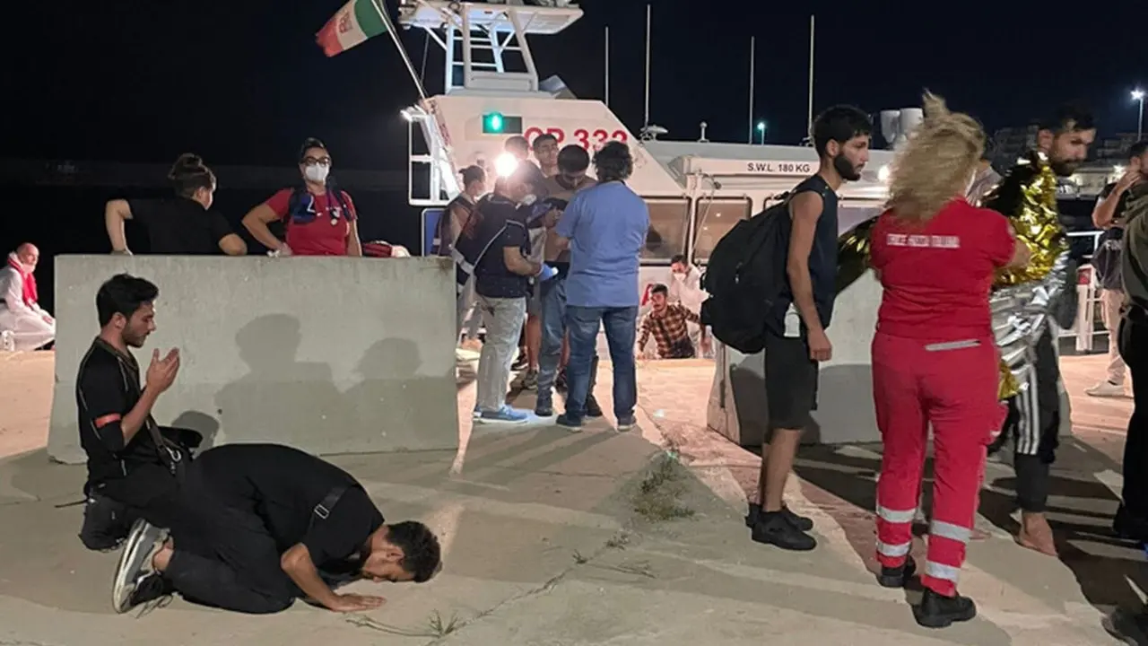 Migranti, in 53 soccorsi in mare dalla Guardia costiera e sbarcati a Crotone