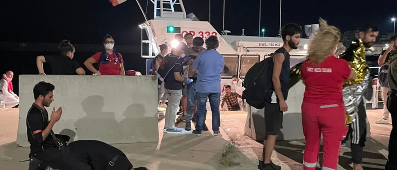 Migranti, in 53 soccorsi in mare dalla Guardia costiera e sbarcati a Crotone