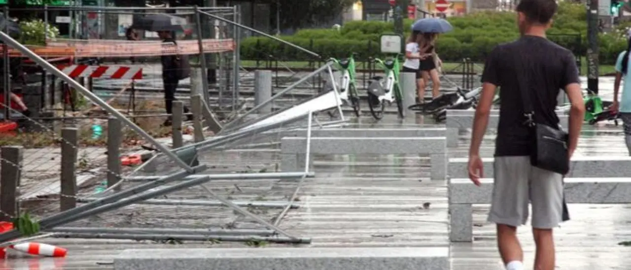 Nubifragio si abbatte nel Milanese: tetti scoperchiati e disagi nei trasporti