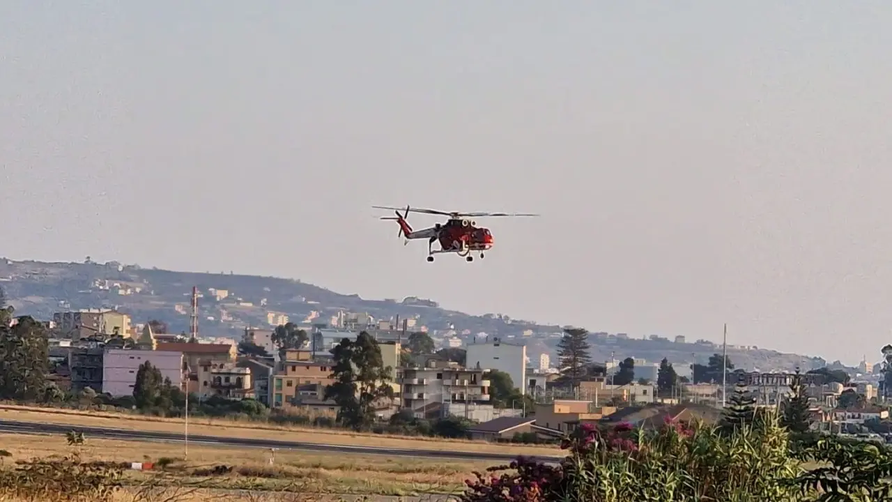 Incendi nel Reggino, decine di roghi nelle aree pre-aspromontane: elicotteri e canadair in azione