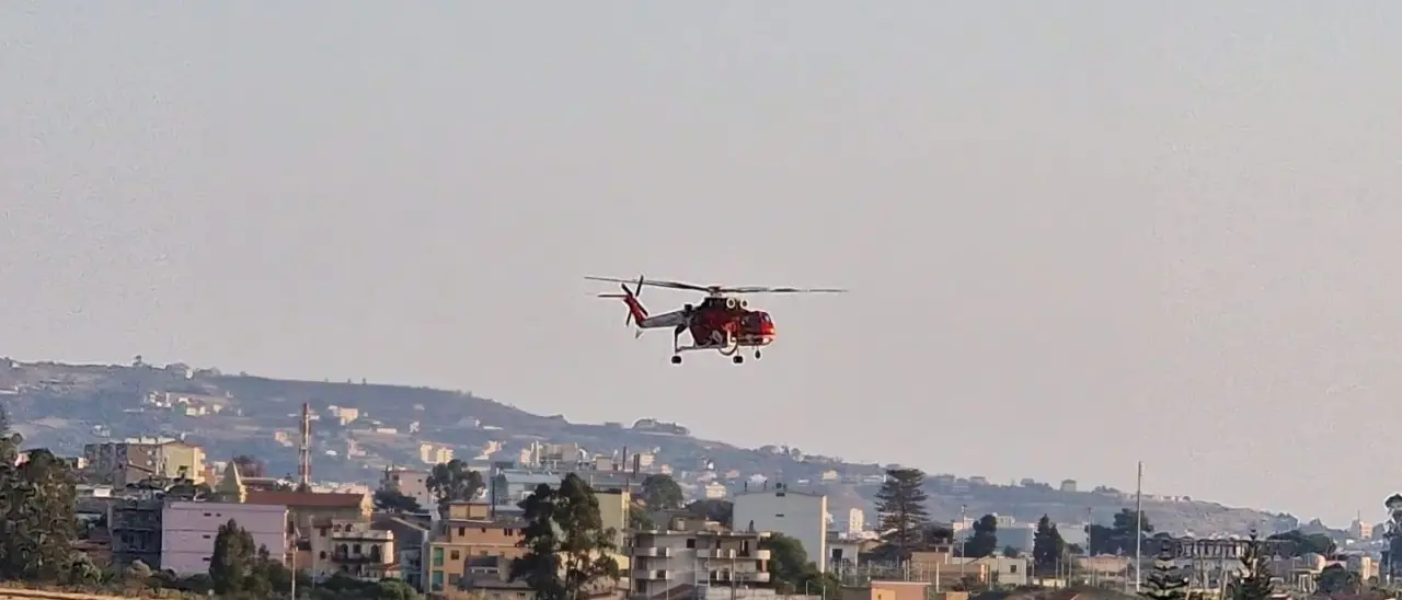 Incendi nel Reggino, decine di roghi nelle aree pre-aspromontane: elicotteri e canadair in azione