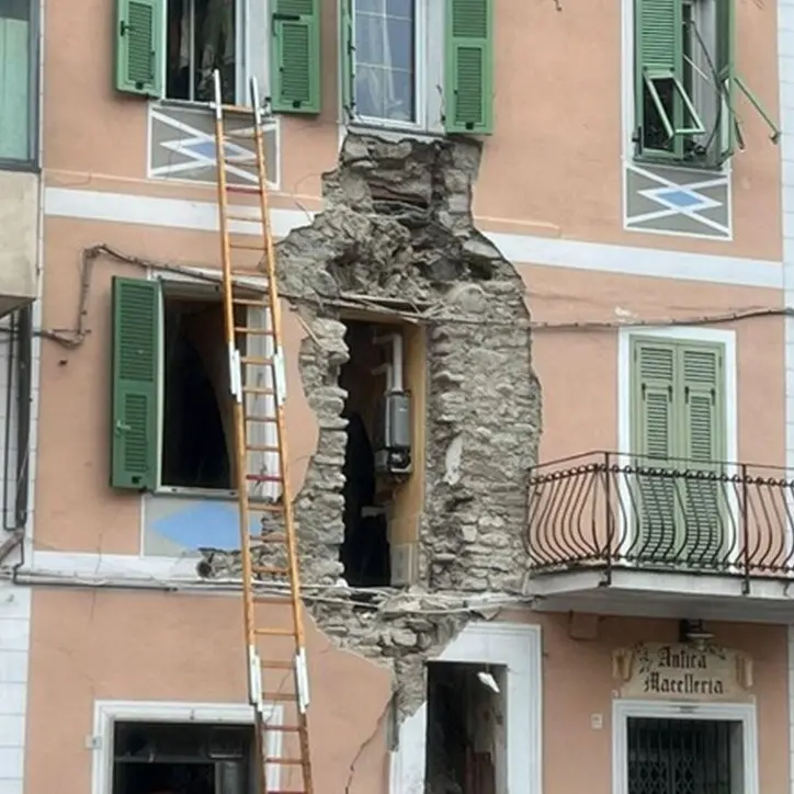 Esplosione in una palazzina in Liguria: due feriti, una persona sotto le macerie