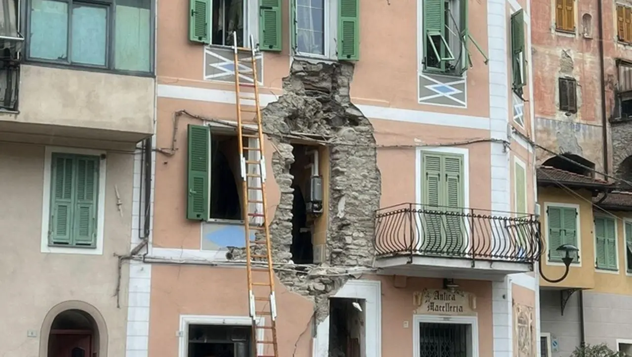 Esplosione in una palazzina in Liguria: due feriti, una persona sotto le macerie