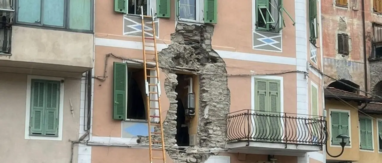 Esplosione in una palazzina in Liguria: due feriti, una persona sotto le macerie