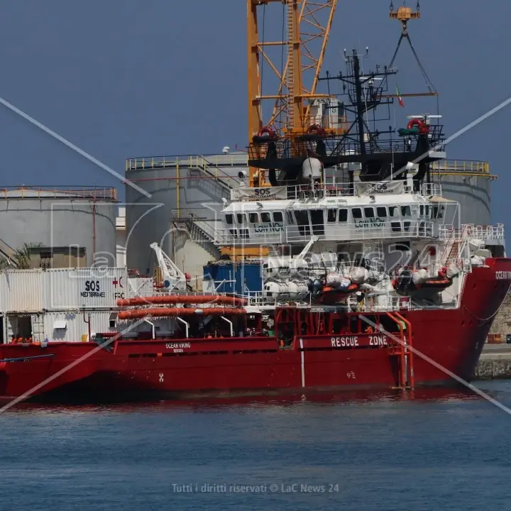 Sbarco a Vibo Marina, al porto arrivano i migranti salvati dalla Ocean Viking tra Lampedusa e la Tunisia