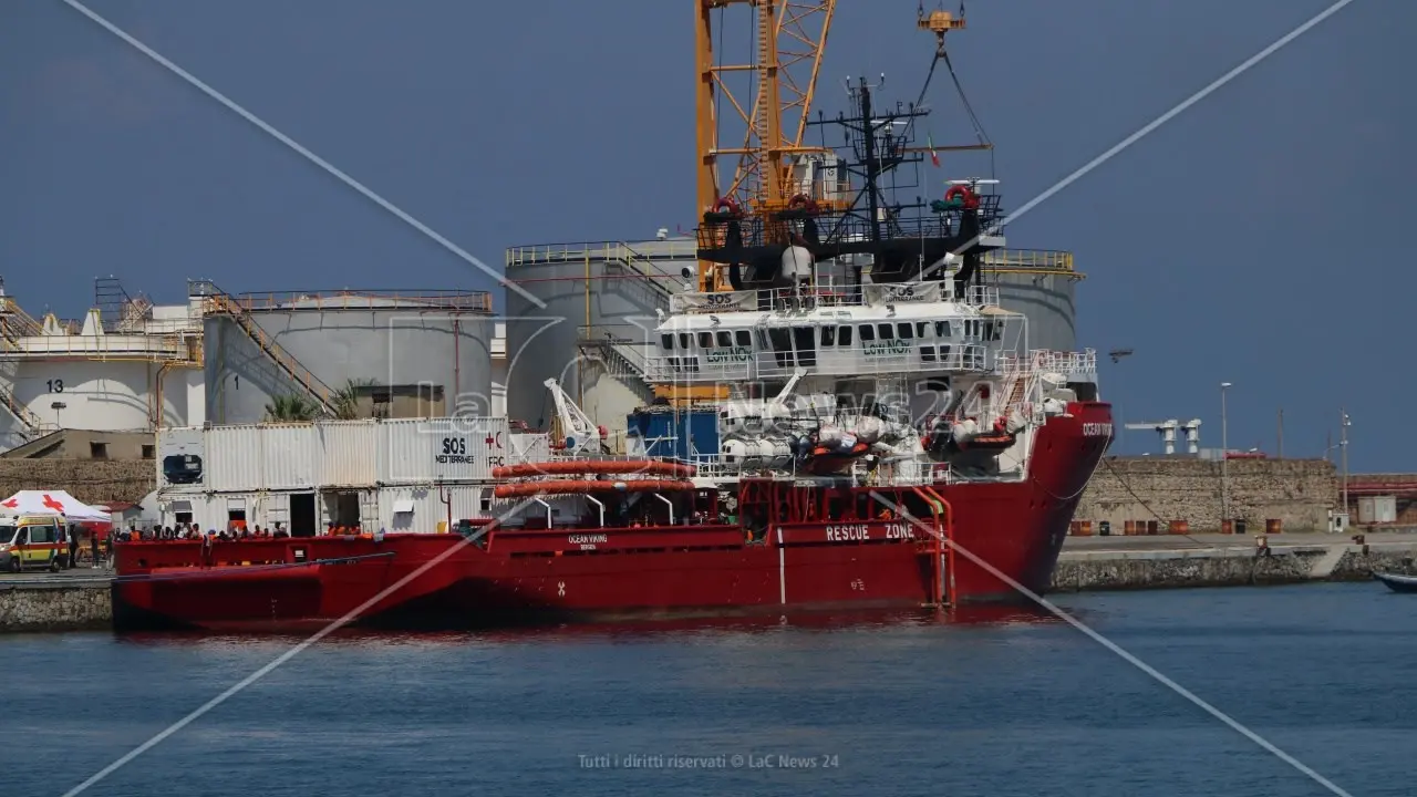 Sbarco a Vibo Marina, al porto arrivano i migranti salvati dalla Ocean Viking tra Lampedusa e la Tunisia