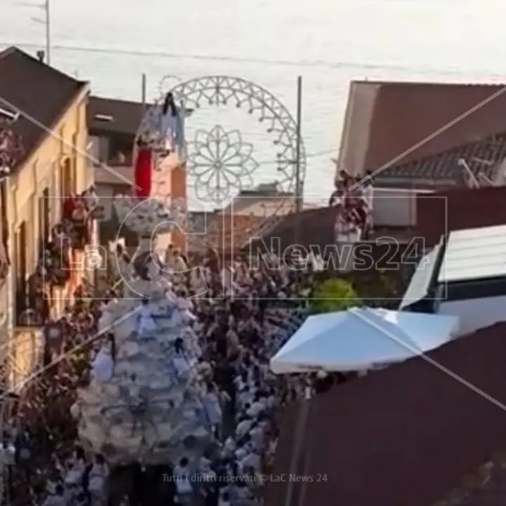 Varia di Palmi, rimbomba il colpo di cannone e il carro con l’Animella parte: è la scasata