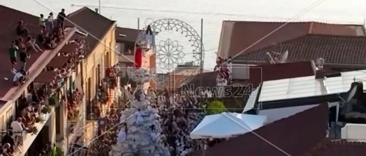 Varia di Palmi, rimbomba il colpo di cannone e il carro con l’Animella parte: è la scasata