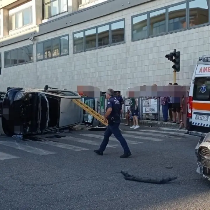 Incidente stradale a Lamezia, si scontrano due auto e una si ribalta: ferito il conducente