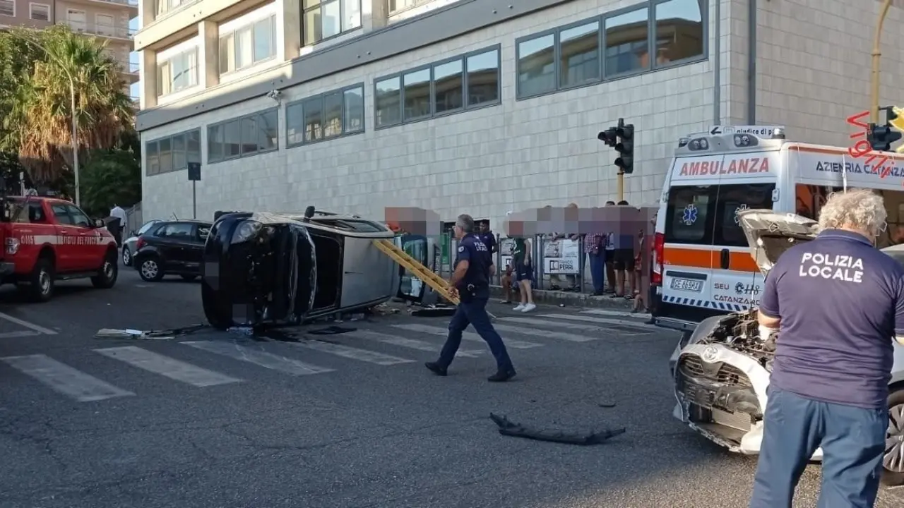 Incidente stradale a Lamezia, si scontrano due auto e una si ribalta: ferito il conducente