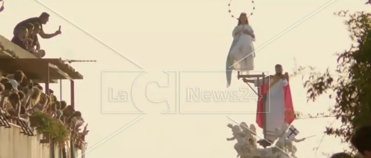 La Varia delle meraviglie e dei grandi numeri: per le strade di Palmi una folla oceanica e tanta emozione