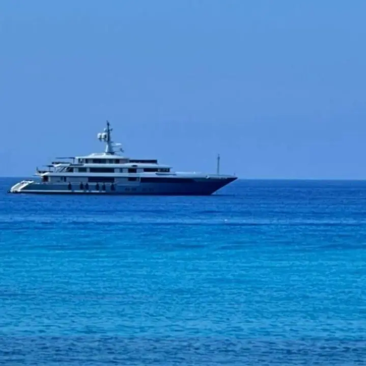 Capo Vaticano, lo yacht degli stilisti Dolce e Gabbana avvistato al largo della Costa degli Dei