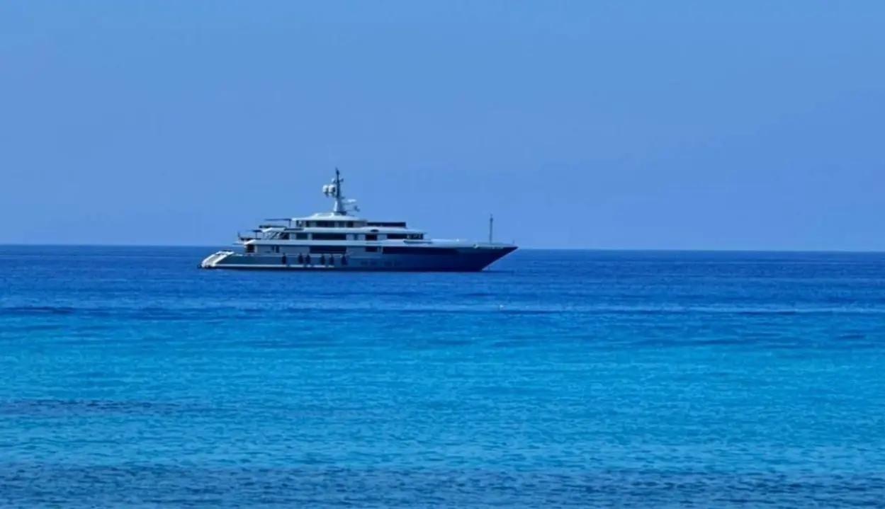 Capo Vaticano, lo yacht degli stilisti Dolce e Gabbana avvistato al largo della Costa degli Dei