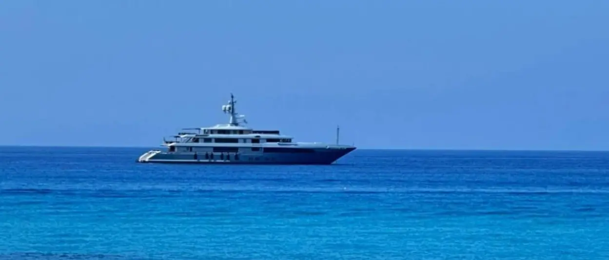 Capo Vaticano, lo yacht degli stilisti Dolce e Gabbana avvistato al largo della Costa degli Dei