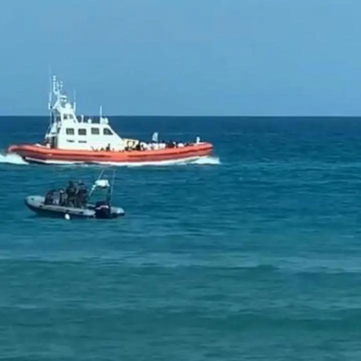 Crotone, 55 migranti sbarcano al porto: hanno viaggiato dalla Turchia a bordo di una barca a vela
