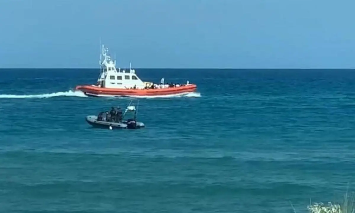 Crotone, 55 migranti sbarcano al porto: hanno viaggiato dalla Turchia a bordo di una barca a vela