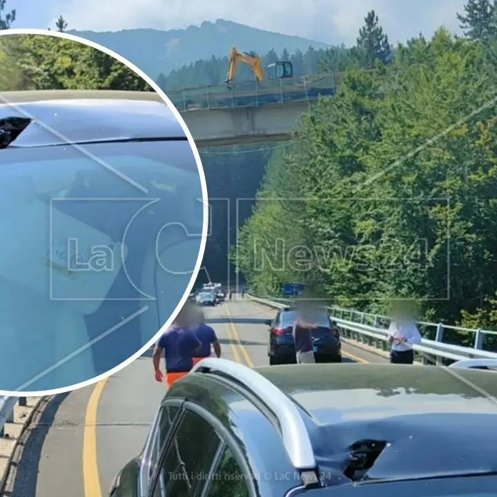 Sila, dal ponte cadono sassi sulla Statale 107: bucato il tetto di un’auto in transito