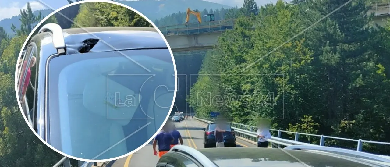 Sila, dal ponte cadono sassi sulla Statale 107: bucato il tetto di un’auto in transito