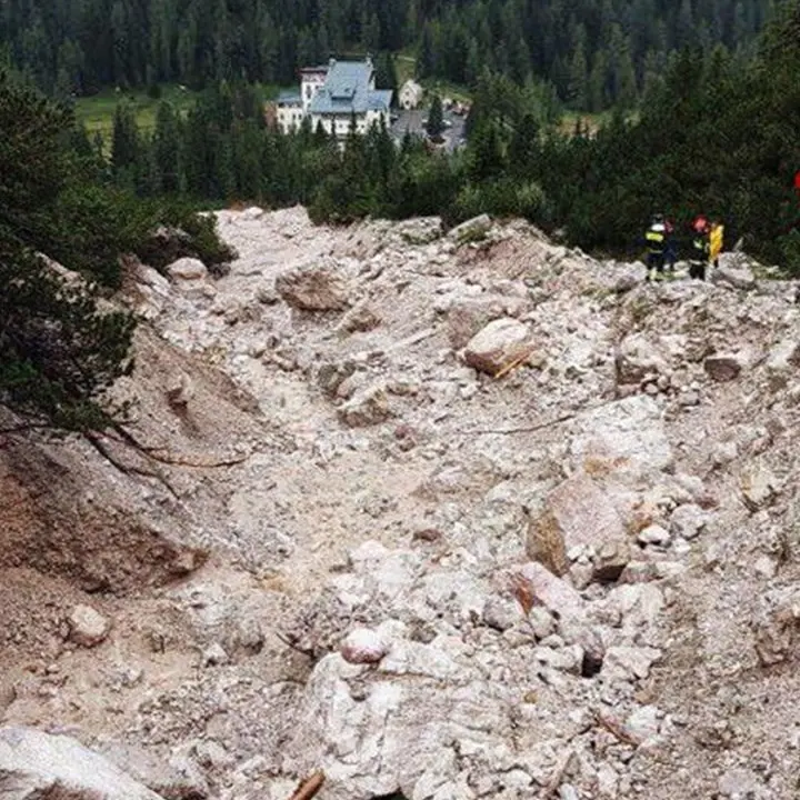 Frana minaccia strutture ricettive a Cortina, 70 persone evacuate e strada chiusa