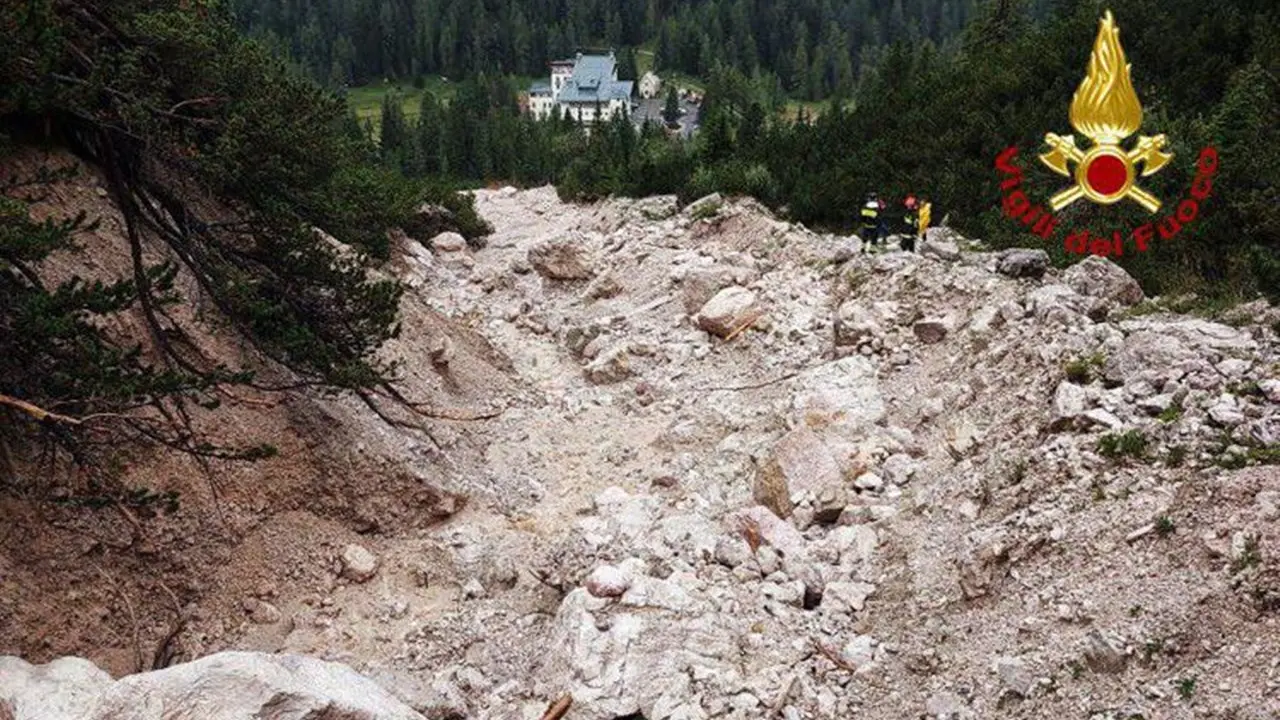 Frana minaccia strutture ricettive a Cortina, 70 persone evacuate e strada chiusa