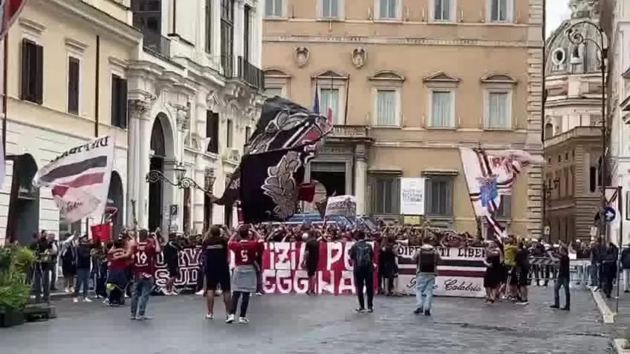 Reggina, iniziata l’udienza al Consiglio di Stato: è l’ultima chiamata per la Serie B. Roma invasa dai tifosi amaranto