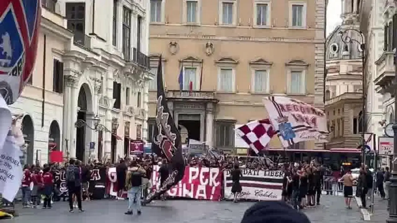 Tifosi della Reggina in piazza a Roma: al Consiglio di Stato si decide il futuro amaranto