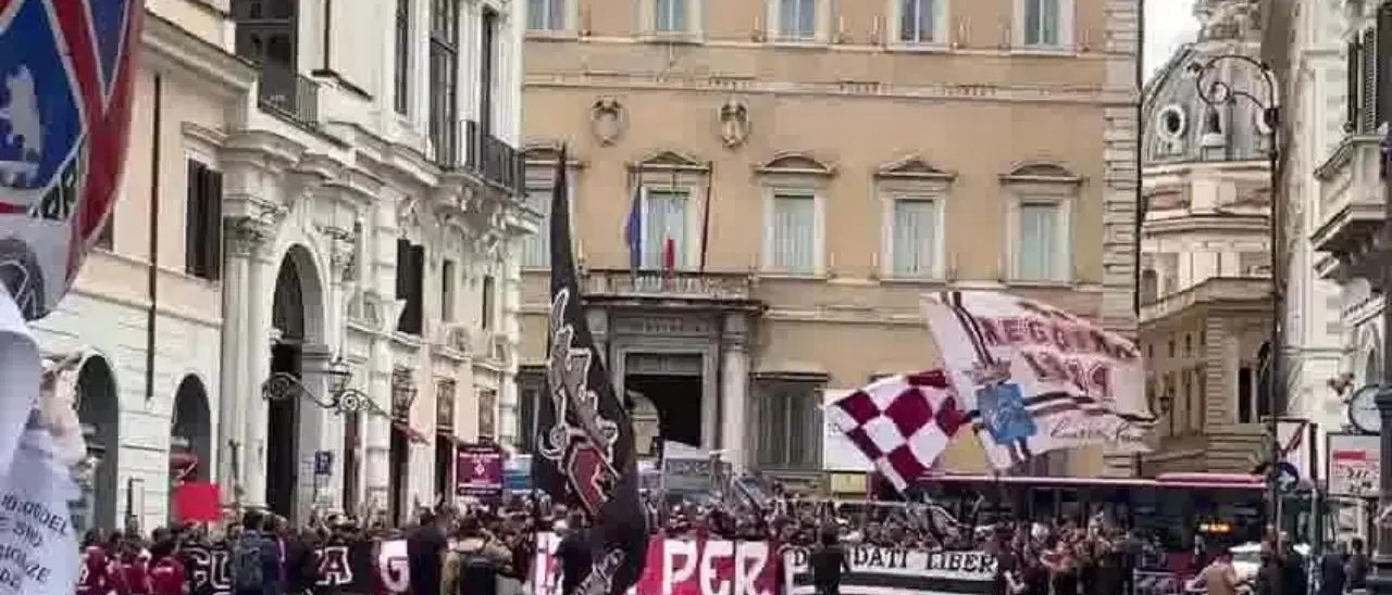 Tifosi della Reggina in piazza a Roma: al Consiglio di Stato si decide il futuro amaranto