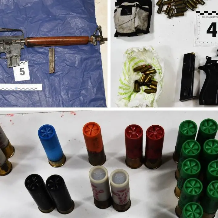 Scoperto arsenale in un sottotetto a Cosenza, insieme alle armi nascosta anche droga