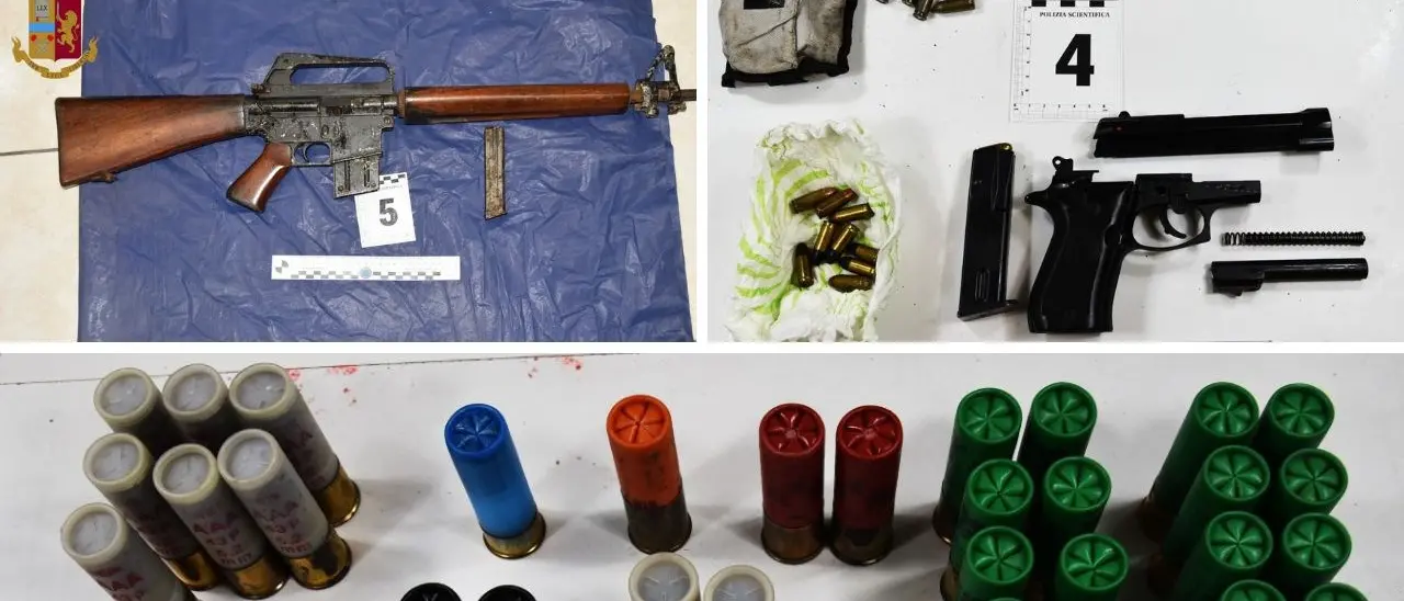 Scoperto arsenale in un sottotetto a Cosenza, insieme alle armi nascosta anche droga