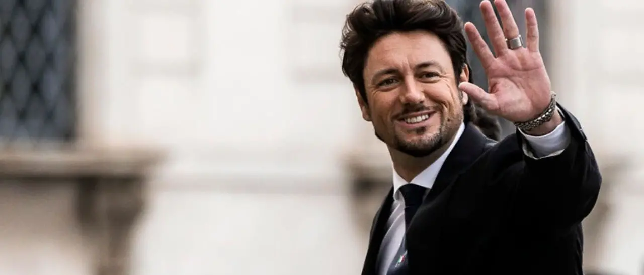 Stupri, è polemica sulla frase di Giambruno compagno di Giorgia Meloni: «Se non ti ubriachi, il lupo lo eviti»