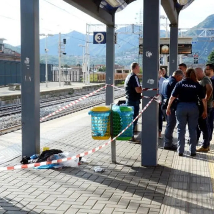 Ucciso a 23 anni davanti agli occhi della madre: accoltellato mentre aspettava il treno in stazione