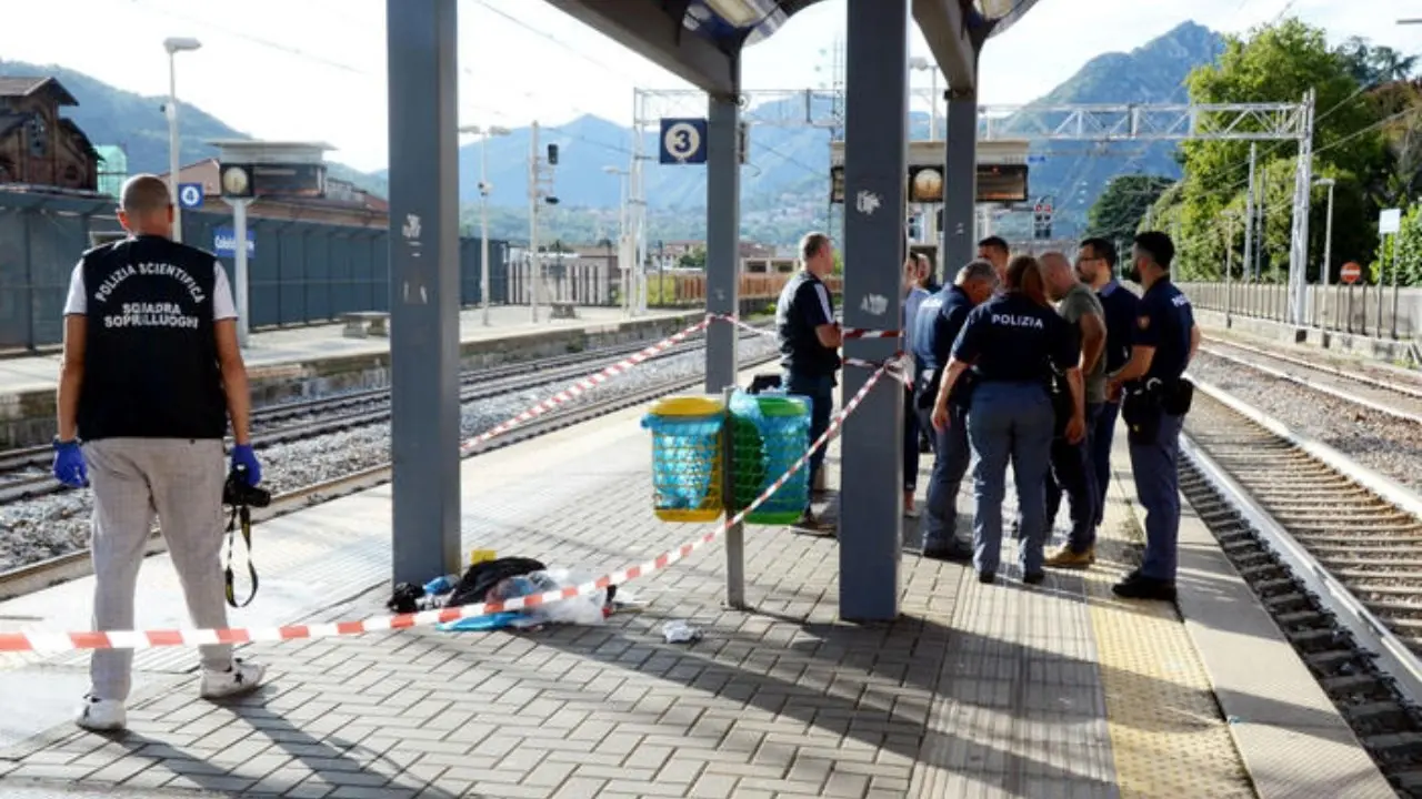 Ucciso a 23 anni davanti agli occhi della madre: accoltellato mentre aspettava il treno in stazione