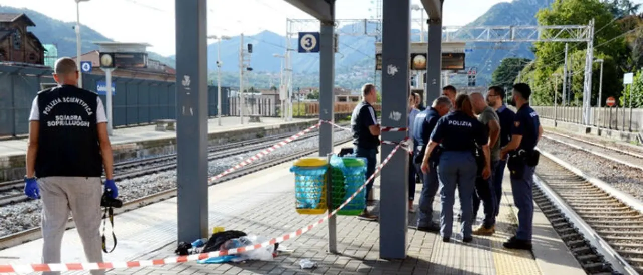 Ucciso a 23 anni davanti agli occhi della madre: accoltellato mentre aspettava il treno in stazione