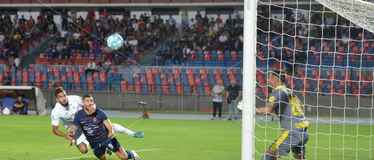 Il Modena sbanca Cosenza. Tutino illude, Lupi furiosi col Var