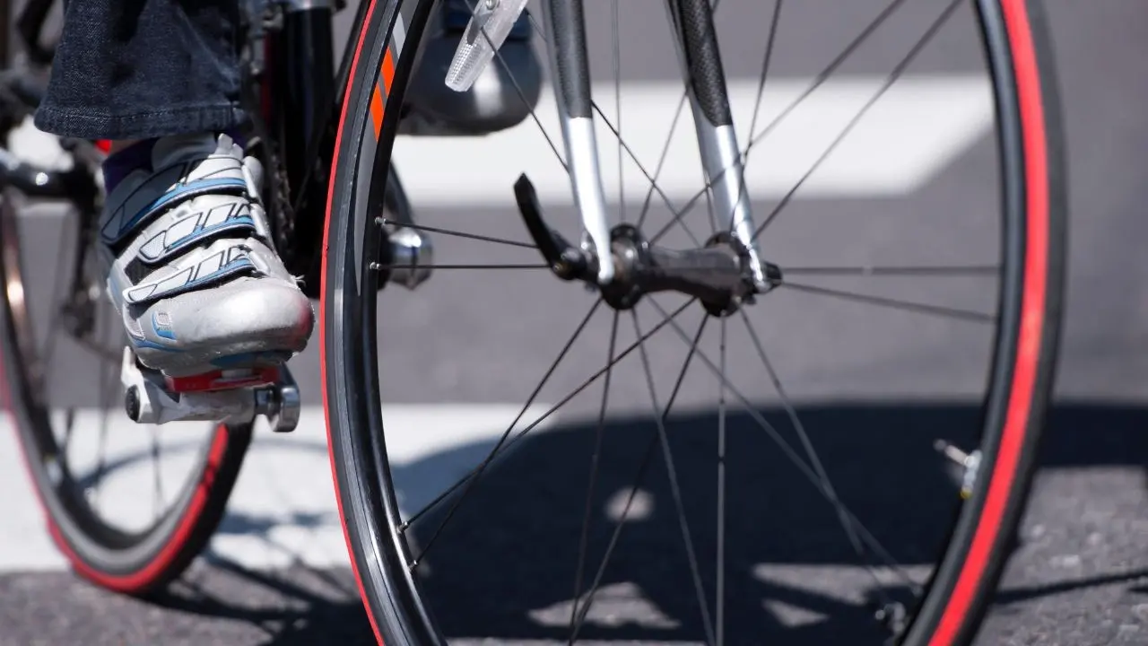 Incidente a Milano, auto si ribalta e abbatte un palo che travolge una donna in bici