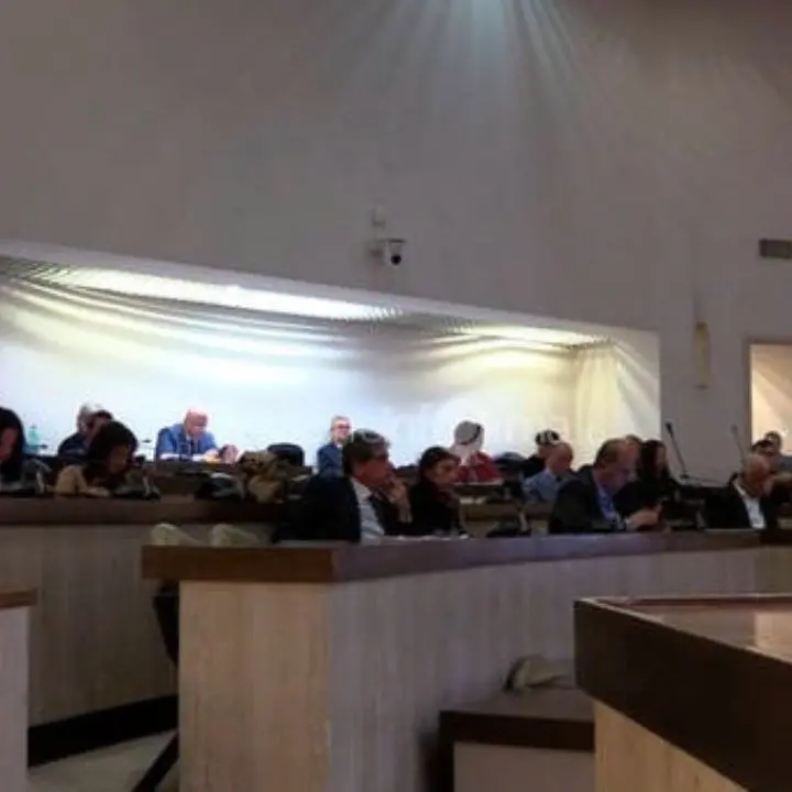 Crotone, Consiglio comunale “spezzatino”: due sedute consecutive e toni da duello rusticano, ma l’amministrazione Voce tiene