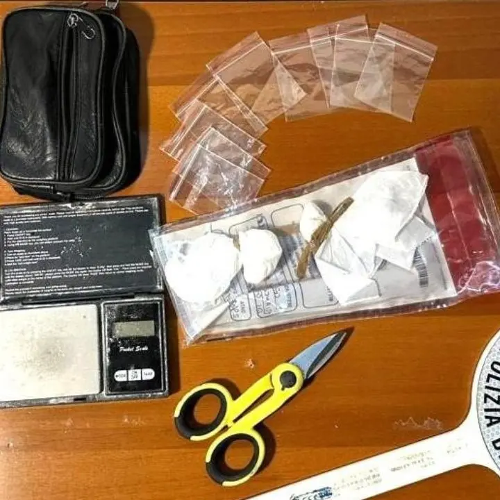 Crotone, trovati 15 grammi di cocaina nel quartiere Acquabona: arrestata una donna di 39 anni