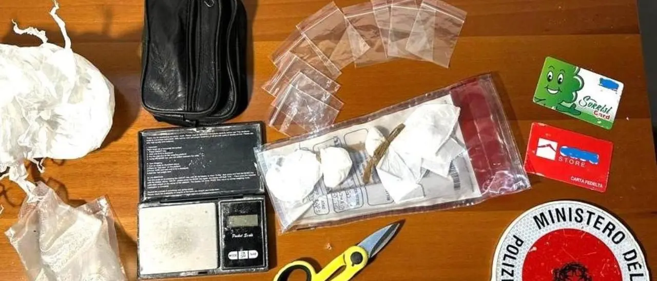 Crotone, trovati 15 grammi di cocaina nel quartiere Acquabona: arrestata una donna di 39 anni